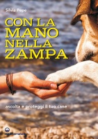 con_la_mano_nella_zampa